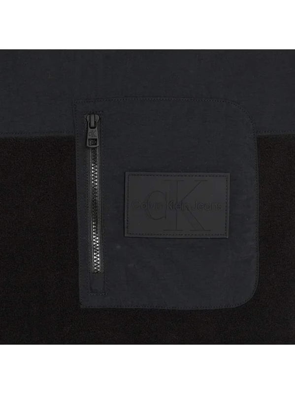 100% poliéster; suéter de Calvin Klein Jeans;  Modelo: J30J324110 BEH;  Mano de obra de alta calidad;  escote redondo;  manga larga;  Bolsillo en el pecho con cremallera;  Detalles del logotipo de Calvin Klein Jeans