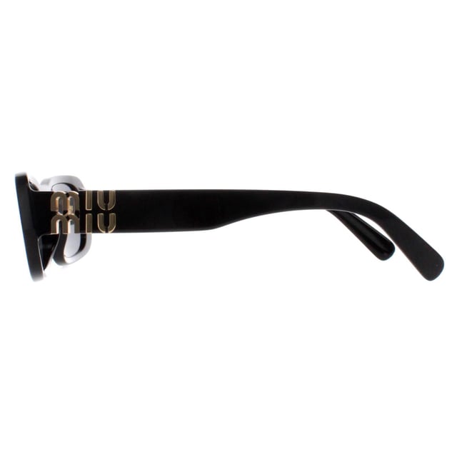 Las gafas de sol Miu Miu MU08ZS 1AB5S0 negro gris oscuro presentan una atrevida montura rectangular meticulosamente elaborada en acetato de primera calidad, que garantiza su durabilidad y ligereza. Las lentes proporcionan una protecciÃ³n UV superior al tiempo que aÃ±aden un sofisticado toque de misterio. Decoradas con el logotipo de Miu Miu en las patillas, las gafas de sol MU08ZS estÃ¡n diseÃ±adas para los entusiastas de la moda que se atreven a ser diferentes. Eleve su juego de accesorios y haga una declaraciÃ³n con estas gafas de sol de estilo Ãºnico de Miu Miu.