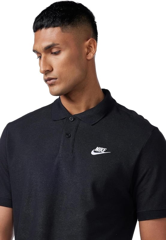 Nike Sportswear Club polotröja för herrar i svart Nike Sportswear Polo förhöjer en tidlös stil med raffinerade detaljer. Nike-logotypen är broderad på vänster bröst. Den är tillverkad av ultramjuk och bekväm bomull och har en uppvikt krage med 2 knappar för en klassisk look med en modern kant. Ribbade muddar på ärmarna ger en säker passform. Ventilationsöppningar i sidorna ger god rörelsefrihet. Importerad.