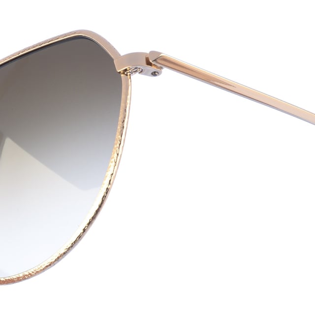 Gafas de sol con montura de metal.
Color Dorado-habana.
Forma Rectangular.
Lentes de color Verde Degradado.
Patillas de metal con acabado en acetato y el nombre de la firma grabado.
100% Protección UV. 
Cristales antirreflejo. 
Detalle de la marca en almohadilla nasal.

Medidas  Alto lente: 44 mm. Ancho lente: 60 mm. Puente: 13 mm. Patillas: 140 mm..

Limpiar las gafas con agua y jabón.
- No utilice paños sucios o abrasivos, que puedan alterar las características de los filtros.
- Utilice solo accesorios y repuestos originales.

Incluye: Todos nuestros productos se envían en el interior de su estuche original.