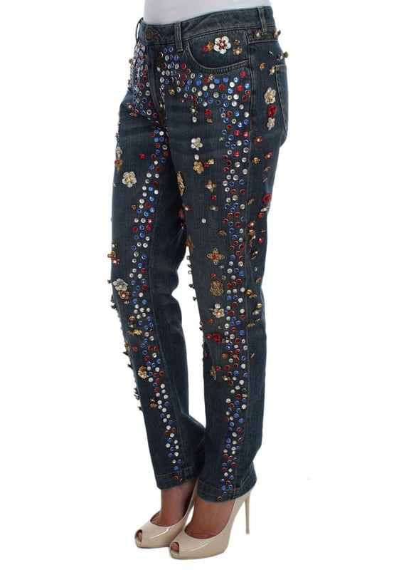Marca: Dolce & Gabbana.
  Estilo: Boyfriend fit.
  Color: Azul claro lavado.
  Material: 68 % algodon 10 % laton 10 % cristal 10 % plastico 2 % elastano.
  Fly: Bragueta con cremallera y cierre de boton.
  Cristal: Multicolor.
  Coleccion: Sicilia encanta.