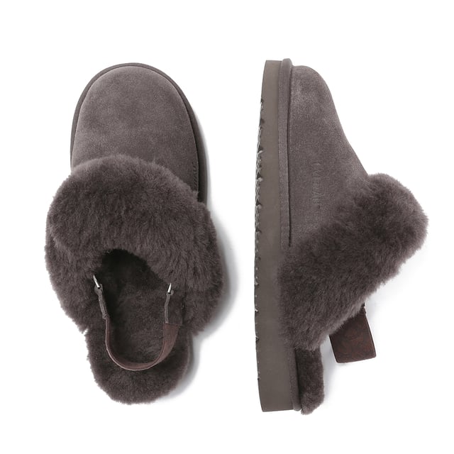 With maximum coziness and a bit of lift, Pelican Removable Strap Slingback Slippers is the latest style from Everau. One of the standout features of the Pelican Slippers is the removable strap and slingback design. The adjustable strap allows you to customize the fit to your preference, ensuring a secure and comfortable feel. Whether you prefer the support of a strap or the freedom of a slip-on, these slippers offer versatility for your convenience. wear them indoors or out for a stylish slipper experience.


Specification:
Suede Upper
Warm Sheepskin Wool Lining
Soft Sheepskin Wool Insole
EVA Sole

Technologies:
Water & Stain Resistance Upper
Slip Resistance Outsole