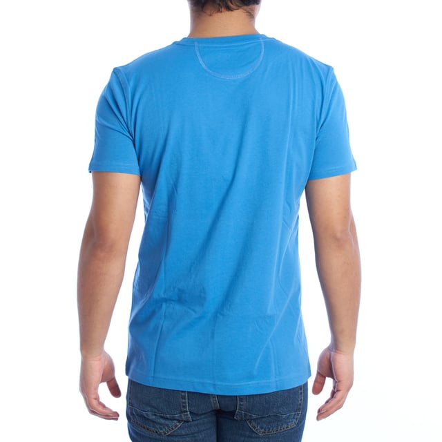 Camiseta de hombre manga corta de La Martina.

Una prenda que equilibra estilo y comodidad, la camiseta de La Martina destaca por su diseño minimalista y los detalles distintivos que reflejan el carácter de la marca. 

Detalles:

- Confeccionada en algodón suave y ligero, ideal para garantizar frescura y confort.
- Estampado en el pecho con el año y la ciudad que destacan los orígenes y la autenticidad de la marca.
- Logotipo bordado en la manga.
- Corte regular.
- Cuello redondo clásico y costuras reforzadas que aseguran durabilidad y resistencia.
- Perfecta para combinar con vaqueros o bermudas, ideal para looks casuales.

Esta camiseta de manga corta para hombre combina calidad excepcional y un diseño único. Ideal para ocasiones informales, aporta un estilo casual y moderno que resalta la esencia de La Martina.
 Composición: 100% Algodón
 Cuidados:
- Lavar máximo a 30°C en ciclo delicado.
- No usar lejía ni blanqueadores.
- Planchar a baja temperatura, preferiblemente del revés.
- No usar secadora.