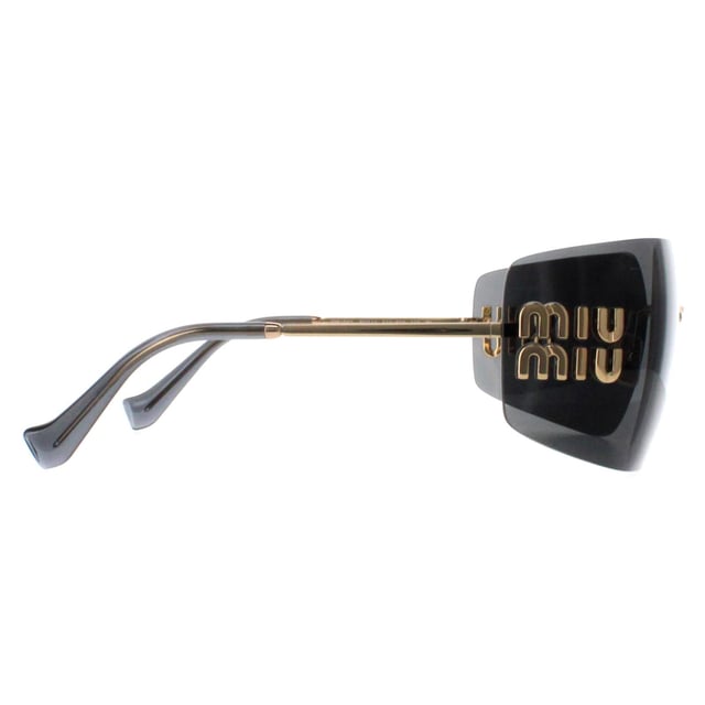 Las gafas de sol Miu Miu MU54YS 5AK5S0 en gris oscuro dorado presentan una montura atrevida y sin montura que irradia confianza y sofisticaciÃ³n, fabricada en metal de alta calidad para ofrecer una sensaciÃ³n de lujo. Las lentes proporcionan una protecciÃ³n UV superior al tiempo que aÃ±aden un toque de glamour, perfecto para cualquier persona a la moda. Con detalles distintivos y el icÃ³nico logotipo de Miu Miu sutilmente grabado en las patillas, las gafas de sol MU54YS son un accesorio imprescindible para quienes se atreven a marcar tendencia. Sea el centro de atenciÃ³n y deje que su estilo brille con Miu Miu.