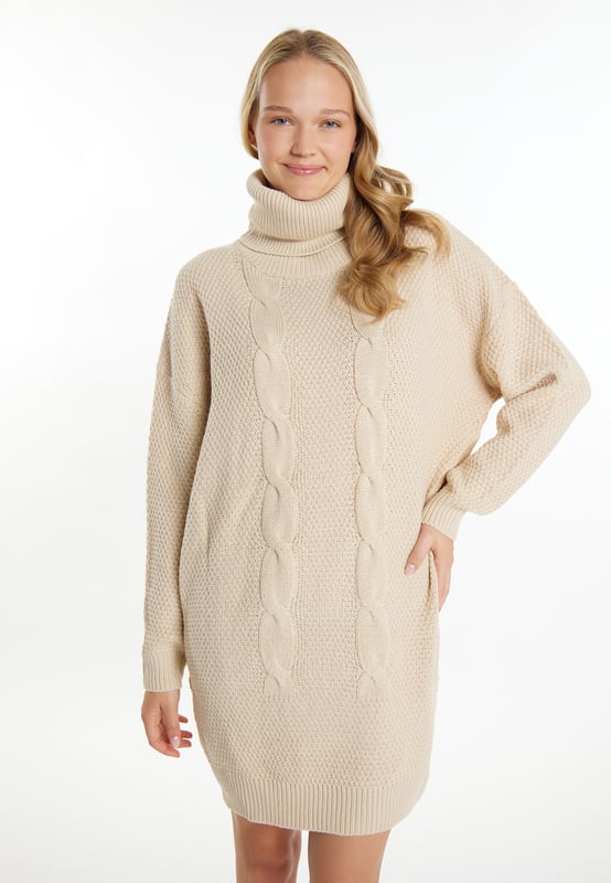 Perfect Match: Auf diesem Strickkleid von myMo treffen sich Gitterstrick und Zopfmuster und vereinen sich zu einem harmonischen Miteinander. Gefertigt aus einem kuschelig-weichen Garn, lässt sich das locker geschnittene Modell mit überschnittenen Schultern und kleinen Seitenschlitzen vielseitig kombinieren. Der gerippte opulente Rollkragen vollendet das stimmige Design ebenso wie die abschließenden Rippstrickbündchen an den Ärmeln.  Strickkleid
