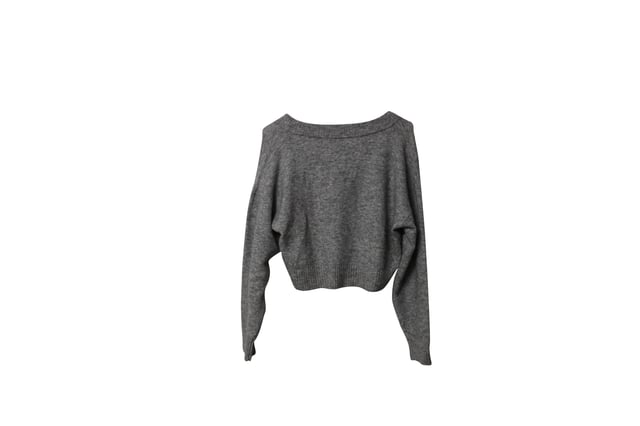 VINTAGE, RRP SOM NY
Byggd på en grund av coola, riktade garderobsbaser, handlar 3.1 Phillip Lim om stark personlig stil. En pionjär inom lyxig amerikansk sportmode, vars iögonfallande Pashli-väska gav honom CFDA-priset för Årets Accessoardesigner, är Phillip Lims designfilosofi centrerad kring en strävan efter tillgänglig, sofistikerad mode.

3.1 Phillip Lim V-ringad Tröja i Grå Polyamid
Färg: grå
Material: Polyamid
Storlek: S
Skick: utmärkt
Tecken på användning: Nej
SKU: 124040