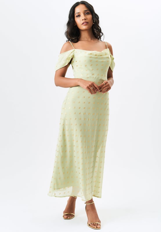 La elegancia se une a la comodidad con nuestro vestido largo metalizado con mangas caídas y cuello vuelto. El rico color negro, el diseño de cuello vuelto y las mangas caídas brindan el equilibrio perfecto entre moda y comodidad. Siéntete segura y elegante en cualquier evento con este vestido imprescindible.