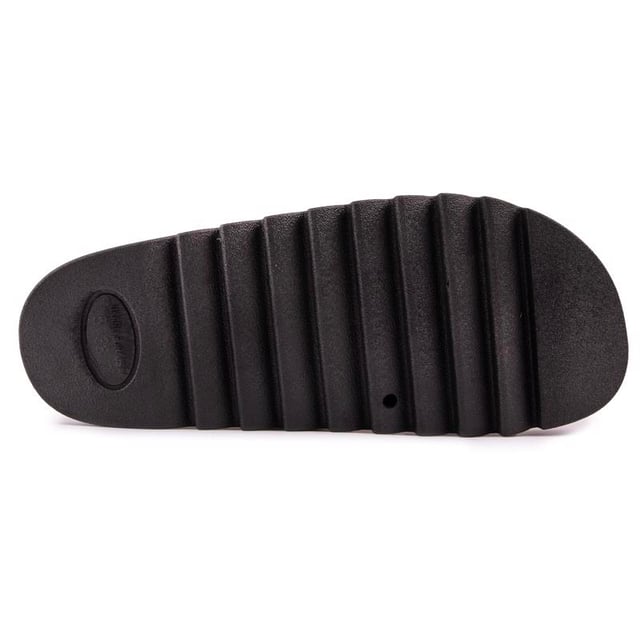 Ponte estos elegantes. Sandalias con plantilla brillante Cat de Solesister para darle el toque perfecto y reluciente de verano. Con dos correas con hebillas y hermosos adornos de pedrería. una suela con aspecto de corcho. Suela exterior estriada y plantilla moldeada para sentirse bien para mayor comodidad. Estas sandalias agregarán sofisticación. glamour sin esfuerzo para tus atuendos ventosos.