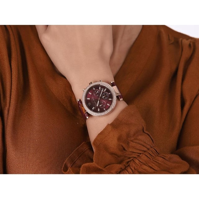 Specification Details Brand Michael Kors Model MK6986 Barcode Number 4064092067637 Gender Women's Case Diameter 39 mm Case Material Stainless Steel Case Colour N/A Dial Colour N/A Band Material Leather Band Colour N/A Movement Quartz Chronograph Yes Water Resistance 5 ATM