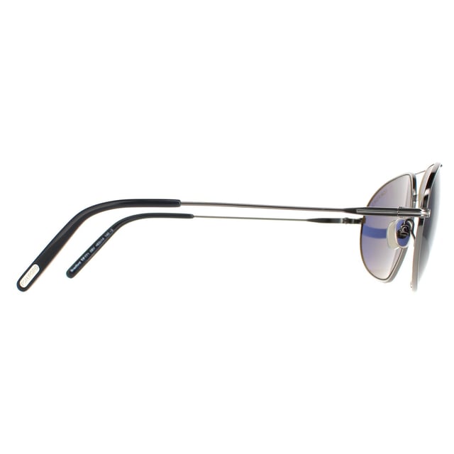 Las Tom Ford Aviator Mens Shiny Gunmetal Blue Bradford FT0771 Bradford FT0771 son un moderno estilo aviador fabricado en metal ligero. Las plaquetas nasales de silicona y las puntas de las patillas de plástico garantizan la comodidad durante todo el día. Firma Tom Ford Ts envuelven alrededor de la esquina a caer la esquina ya lo largo de los templos delgados para el reconocimiento de la marca.