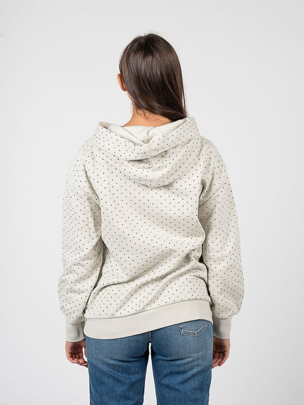 La sudadera con capucha es la combinación perfecta de estilo y funcionalidad, ideal para cualquier ocasión, ya sea que vayas a dar un paseo o a reunirte con amigos.

Los puños ajustables en las muñecas y en la cintura no solo proporcionan comodidad, sino que también protegen eficazmente del frío, adaptándose a la figura y destacando sus atributos.

En toda la sudadera, pequeños elementos decorativos añaden un carácter único, haciendo de ella una prenda de vestir inigualable que seguramente atraerá miradas y te hará destacar entre la multitud.

Un elemento de marca en la parte frontal de la cintura es un toque sutil que enfatiza el prestigio y la elegancia, haciendo que la sudadera no solo sea cómoda, sino también una opción elegante.

Hecha con materiales de alta calidad, la sudadera garantiza durabilidad y comodidad de uso, por lo que te servirá durante muchas temporadas, manteniendo su apariencia y forma originales.