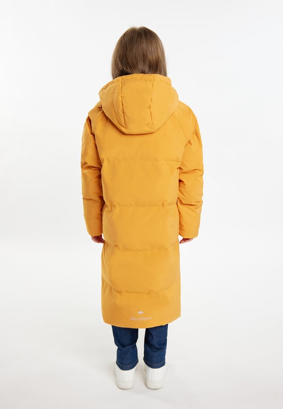 Mit diesem Schmuddelwedda Wintermantel erhalten Sie auch die Kleinen eine 100%ige Outdoor-Performance. Das synthetische Füllmaterial sorgt für eine ideale Isolierung und da die Kammern ohne Nähte verarbeitet sind, dringt keine Nässe ein. Auch sonst ist die Jacke gegen Regen und Schnee gut gewappnet, denn das Material ist wasser- und winddicht. Und da bei Schmuddelwedda immer alles gut durchdacht wird, sind die Logo-Prints lichtreflektierend, was gerade in Herbst- und Winterzeiten von Vorteil ist.  Winterjacke