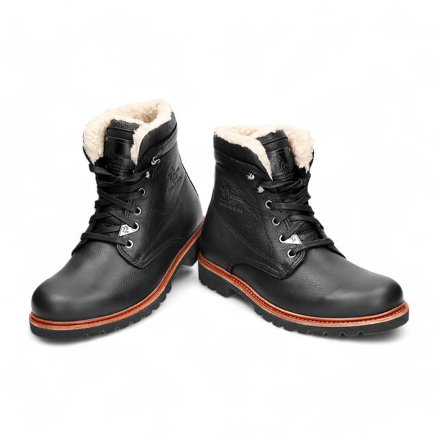 Stay stylish and comfortable with the P03 Aviator C2 men's black boots from Panama Jack. Crafted from waterproof black oiled Napa leather, these boots offer durability and a sleek look. The cotton lining ensures breathable comfort, while the removable anatomical insole provides personalized support. Designed with a natural, flexible, and durable rubber sole, these boots are perfect for all-day wear. The lace-up closure ensures a secure fit, and the flat heel adds to the comfort. With a shaft height of 16 cm and a heel height of 4 cm.

Features:

Waterproof black oiled Napa leather
Cotton lining for breathable comfort
Removable anatomical insole
Natural, flexible, and durable rubber sole
Lace-up closure for a secure fit
Shaft height: 16 cm
Heel height: 4 cm
100% Made in Spain