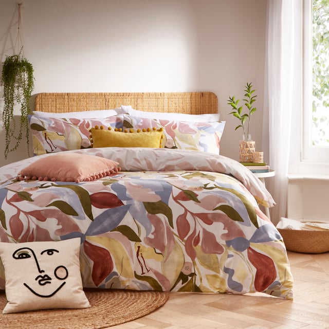 Inspired by modern, abstract floral art, this hand painted design celebrates all the beauty in watercolour brushstrokes. Blending natural clay and earth tones, to create a tranquil, peaceful take on floral botanicals. The hand-painted abstract flowing floral shapes in soft, earthy tones sweep effortlessly across this amazingly artistic duvet cover set, on a fresh white background and in a modern style. The reverse has swirling shaded outlines set on a fresh white background, if a more neutral look is required. An effortless addition to your home bedding collection.