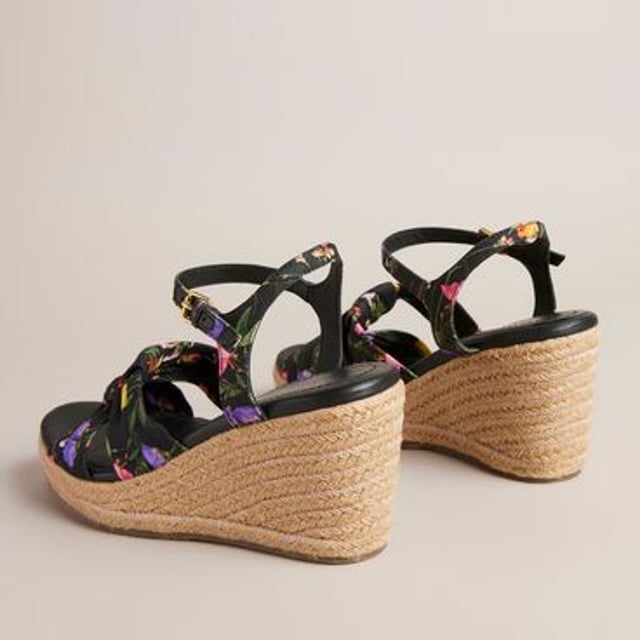 Ted Baker Cardone Floral Espadrille sandalen in zwart voor dames Dames Ted Baker Cardone Floral Espadrille Platform Sandalen in zwart.- Gespsluiting.- Geknoopte band.- Sleehak.- Geweven tussenzool.- Verspreide boeketprint.