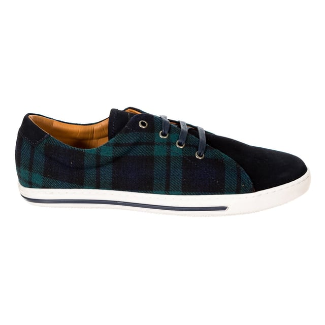 Zapatilla deportiva.
Color marino con detalle estampado de cuadros en tono caqui. 
Fabricado en piel y textil con acabado ante.
Punta redonda. 
Cierre de cordones en el frontal.
Plantilla de piel y textil personalizada por la marca.
Solapa con el nombre de la marca a tono. 
Suela de goma antideslizante, personalizada por la marca.
Costuras vistas a tono.

Composición:
- Exterior: Piel y textil. 
- Interior: Piel y textil. 
- Suela: Goma.

Mantenimiento:
- Limpiar con un paño húmedo.
