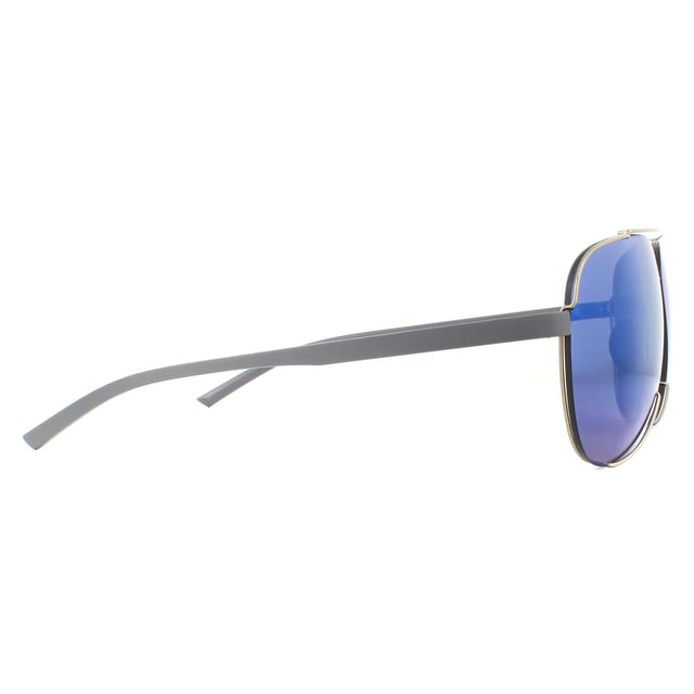 Las gafas de sol Porsche Design P8682 D Gold Blue Silver Mirror tienen forma de aviador clásico y están fabricadas con una fina montura metálica que alterna la parte delantera y trasera de la montura, creando un efecto casi flotante. Las plaquetas nasales totalmente ajustables garantizan un ajuste cómodo y personalizado, mientras que la marca Porsche Design adorna una esquina de la lente y las patillas de plástico están grabadas para facilitar su reconocimiento.