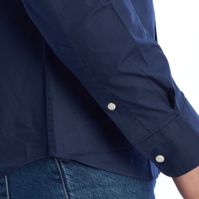 Camisa clásica de hombre La Martina. 

Una prenda imprescindible en el armario masculino que equilibra a la perfección estilo y funcionalidad. Esta camisa de La Martina destaca por su diseño atemporal y detalles sofisticados que reflejan la esencia de la marca.

Detalles:

- Camisa de manga larga con cierre frontal de botones.
- Diseño de corte ajustado que se adapta perfectamente al cuerpo.
- Confeccionada en algodón de alta calidad, ligero y transpirable.
- Logotipo de La Martina bordado en el pecho.
- Puños ajustables con doble botón para un mejor ajuste.
- Cuello clásico que se adapta a cualquier look.
- Dobladillo curvado que facilita su uso por dentro o fuera del pantalón.
- Etiqueta decorativa en la parte inferior que refuerza la autenticidad de la marca.
- Corte recto que asegura un calce cómodo y estilizado.

Una camisa manga larga versátil que combina elegancia y comodidad, ideal para ocasiones formales o para elevar un look casual. Perfecta para quienes valoran la calidad y los detalles de diseño exclusivos.
 Composición: 97% Algodón, 3% Poliéster
 Cuidados:
- Lavar máximo a 30°C en ciclo delicado.
- No usar lejía ni blanqueadores.
- Planchar a baja temperatura, preferiblemente del revés.
- No usar secadora.