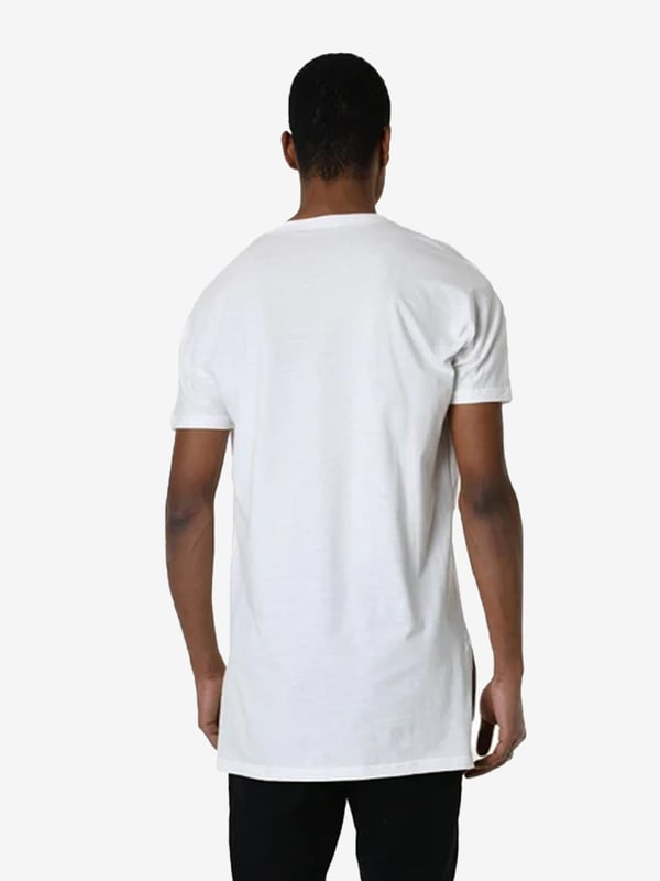 Producida en Italia, esta camiseta es un verdadero símbolo de calidad y estilo, fusionando la artesanía tradicional con un diseño moderno, garantizando no solo comodidad, sino también elegancia.

El color uniforme de esta camiseta hace que sea extremadamente universal y fácil de combinar con diferentes elementos del vestuario, ideal para cualquier ocasión, desde salidas casuales hasta reuniones más formales.

La camiseta con costuras añade un toque sutil pero refinado, que la distingue de otras, enfatizando la atención al detalle y la alta calidad de fabricación.

El diseño más largo no solo proporciona comodidad adicional, sino también una apariencia moderna, que se combina perfectamente tanto con jeans como con pantalones elegantes, otorgando a la silueta un carácter moderno y estiloso.