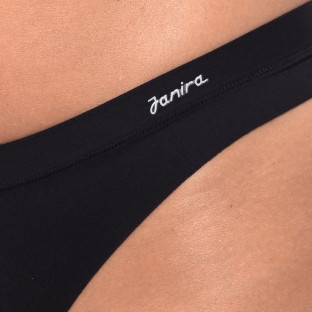 Tanga Janira Flexie Adapt

Una prenda con ajuste superior y elasticidad incomparable. La línea Flexie está confeccionada en poliamida de alta elasticidad, lo que garantiza una adaptación perfecta a cualquier tipo de silueta.

Diseñada con un doble refuerzo en la parte delantera, así como en los camales y la cintura, para ofrecer un extra de comodidad.

El corte láser en la zona de los glúteos asegura una máxima discreción, haciendo que la prenda sea completamente invisible bajo la ropa.

Con costura central en la parte trasera que se adapta de forma precisa a los glúteos, manteniendo la prenda en su lugar durante todo el día.

Disponible en una única talla que se ajusta desde la S hasta la XL, garantizando un ajuste impecable para todas.
 Composición: 75% Poliamida, 25% Elastano
 Cuidados:
- Lavar a mano o en ciclo delicado.
- Utilizar detergente suave.
- No usar lejía.
- Secar al aire.
- No planchar.