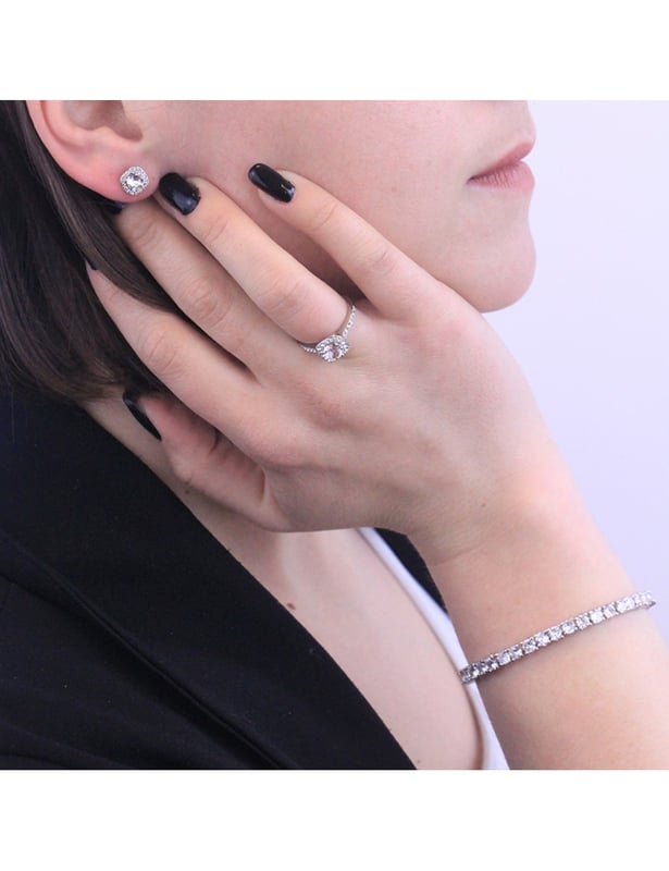 Framgång garanteras för vår Cushy-ring och dess österrikiska kristaller av hög kvalitet. Den eleganta designen har en glittrande finish och är perfekt för att försköna din stil och ge en skimrande touch av glamour till din look.