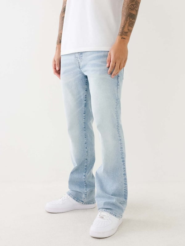 The Ricky Super T Straight Jean is a true classic. This men's straight jean features fading and 3D whiskering, clean hardware, and red and white Super T stitching. Finished with 1/2" horseshoe detailing along the back flap pockets and our regular 34” inseam. 