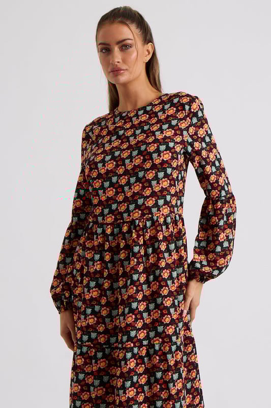 The perfect summer maxi dress featuring a flawless casual silhouette with a floral pattern and long sleeves. The ideal dress for a night out with friends to a holiday centrepiece, this dress will quickly become your favourite.