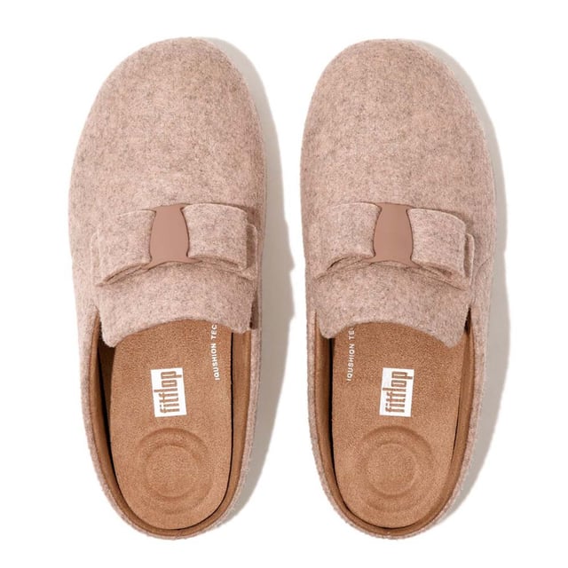 Damespantoffels Fit Flop Chrissie II Haus e01 Bow Vilt in Beige Dames Fit Flop Chrissie II Haus e01 Bow Felt Slippers in beige.- Polyester.- Slip on sluiting.- Impact kussens voor en achter.- Verfijnd loafer-geïnspireerd silhouet.- Ergonomisch geoptimaliseerd Microwobbleboard tussenzolen.- Ultraslanke iQushion™ tussenzolen.- Rubberen zool.- Ref: GN9137