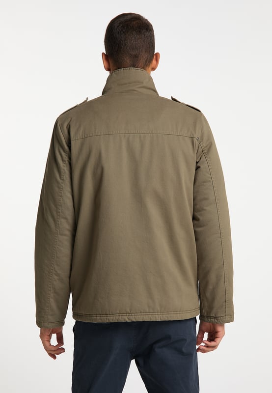 Deze winterjas van Mo heeft een casual militaire look en combineert alle typische en praktische details in deze trendy korte parka. De volledig gevoerde romp en mouwen, evenals de hoge kraag en verborgen ritssluiting, houden kou en wind op afstand. De zakoplossingen in de vorm van vier klepzakken, elk bestaande uit twee borstzakken en twee zijzakken, zijn even praktisch als veelzijdig. Ze onderstrepen ook de militaire toets van deze jas. De inhoud kan elk met twee sterke Mo-label drukknopen worden vastgezet. Wat u in de binnenzak bewaart, is ook beveiligd tegen verlies, want ook die is veilig afgesloten met een drukknoop. Door zijn duidelijke, ruwe charme is dit winterjack van gewassen katoen een ideale partner voor denim en cargobroeken.  winterjas