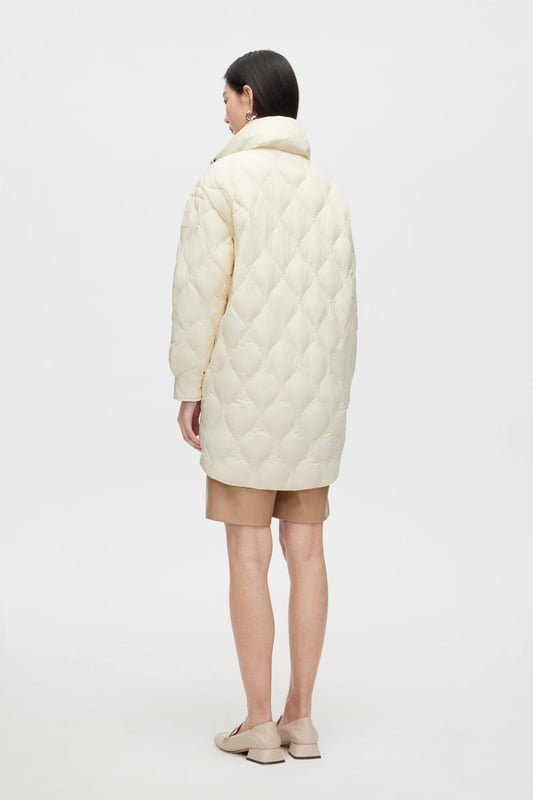Crafted with fine nylon yarn and a smooth calendering finish, our revolutionary down locking technique ensures optimal warmth with high-quality 680+ duck down filling, evenly distributed for consistent comfort. This three-in-one versatile solution is perfect for any weather condition.

HIGH QUALITY 680+ DUCK DOWN: 90% filling for optimal warmth, evenly distributed for consistent warmth.;

LAPEL COLLAR: Our wider design creates a sophisticated look.