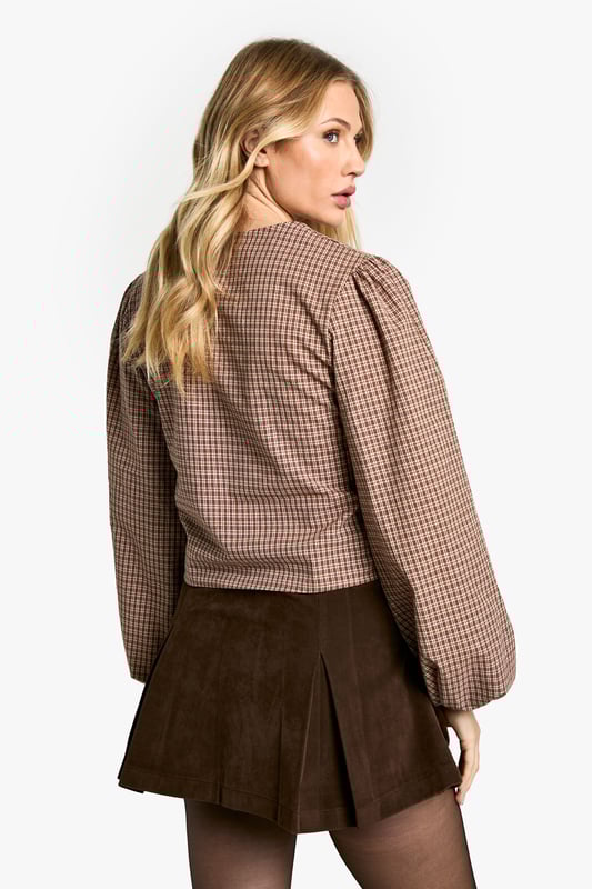 Calling all yummy mummies-to-be: Frumpy maternity outfits are officially a thing of the past! Designed especially to fit your changing shape, take your pregnancy wardrobe to the next level with soft and comfortable (but always bump-flattering of course!) maternity t-shirts, maternity vest tops, and maternity blouses. Keep it casual and team with leggings, or elevate your look with over-the-bump wide leg trousers. Just pair with chunky trainers and you're good to go! Style: BlouseDesign: CheckFabric: PolyesterSleeve Length: Long Sleeve