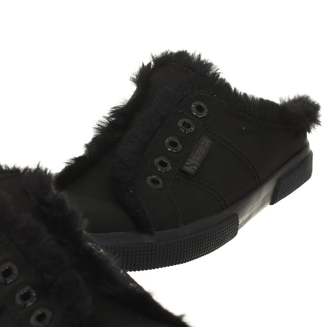 Zapatillas deportivas.
Puntera redonda.
Ojales sin cordones en frontal.
Forro interior de pelo sintético muy suave.
Suela de goma personalizada por la marca.
Estilo sabot.
Tejido satén.
Costuras vistas a tono.

Superga debe su reputación a sus famosas zapatillas de tenis en tela. Utilizadas en su origen en las competiciones de tenis, muy pronto fueron adoptadas en todos los vestuarios. Cómodas y ligeras, estas zapatillas de tenis intemporales han pasado de una generación a otra sin problemas. La colección Superga ha ido creciendo y actualmente va dirigida tanto a mujeres como a hombres y niños.
 Composición: Exterior: Sintético; Interior: Textil; Suela: Sintético.
 Cuidados:
Limpiar con un paño húmedo.