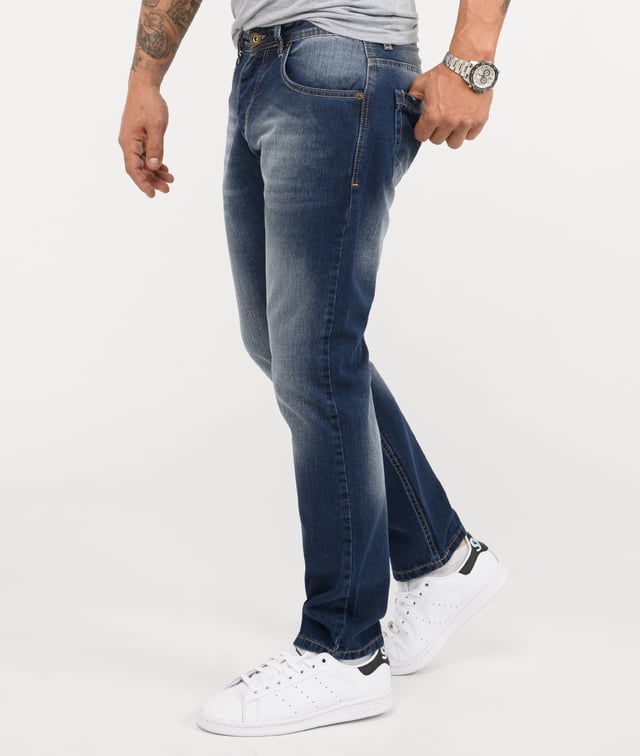 Ein Klassiker für Arbeitsalltag, Freizeit und Urlaub ist die Blue Jeans im Comfort Fit! Viele unserer hell- bis dunkelblauen Herren Jeans gefallen mit coolen Waschungen im Used-Look. Die lässig sitzenden Hosen verfügen über gerade geschnittene Beine, das typische 5-Pocket-Design und ein Rock-Creek Patch. Neben praktischen Bundschlaufen besitzen sie einen Verschluss mit Knöpfen oder Zipper. Unsere Herren Jeans bestehen zu 100% aus Baumwolle oder haben einen hohen BaumwollAnteil. Bei einigen Modellen sorgt ein Stretch-Anteil für die perfekte Passform.