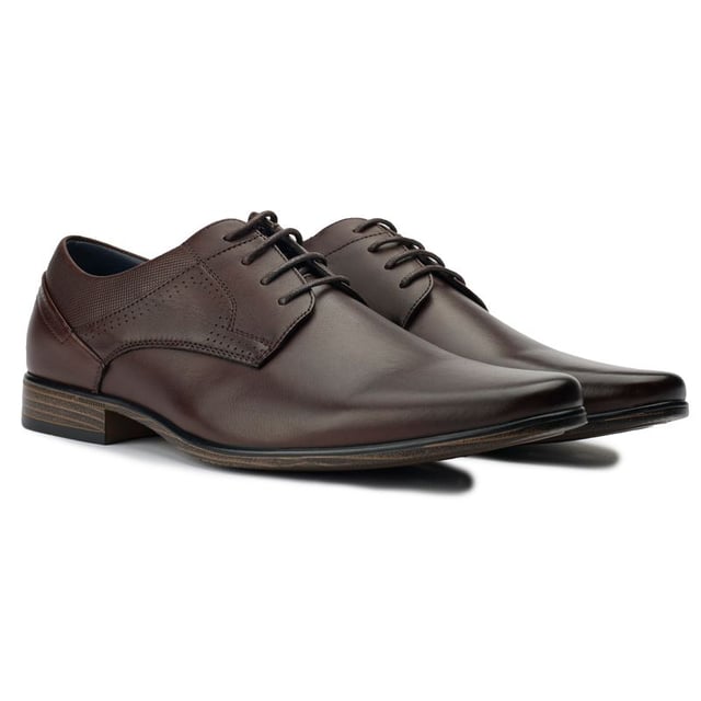 Disfrute de la sofisticación elegante con los zapatos Soletrader Hyde Derby. Estos elegantes zapatos con cordones, confeccionados exclusivamente para los gustos más exigentes, combinan la artesanía experta con el estilo moderno. La parte superior de cuero pulido garantiza una apariencia lujosa, mientras que la elegante suela proporciona una pisada firme. Ya sea que se dirija a la oficina o a una salida nocturna, cada paso de estos zapatos Soletrader hechos a mano irradia elegancia refinada.