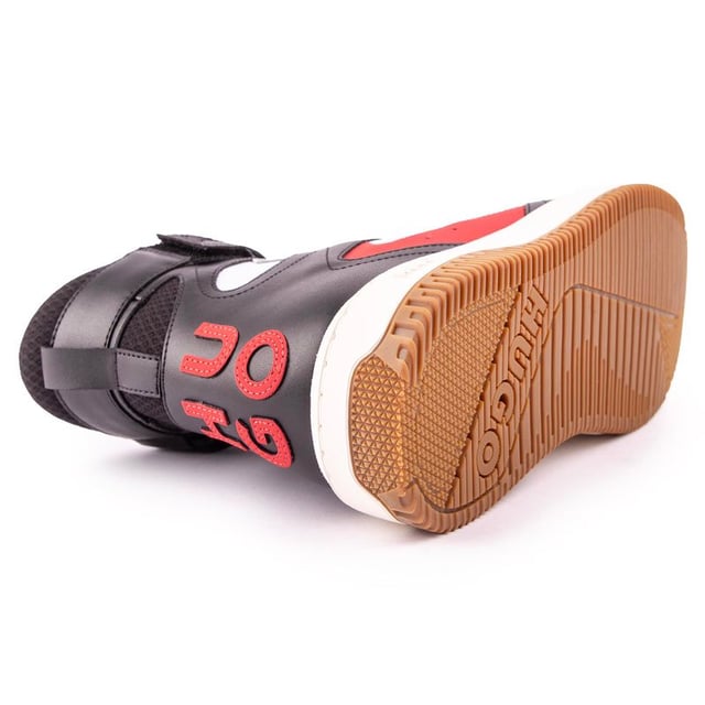Hugo Kilian Hito Entrenadores El equilibrio definitivo entre deporte y estilo. Aquí tienes un par de zapatillas deportivas para hombre en blanco y negro de HUGO. con detalles en rojo. un contemporaneo. Aspecto fresco de diseñador y vibraciones retro del béisbol. Esta cómodo. Zapato de moda urbana con la marca distintiva y las cualidades de Kilian Hito.