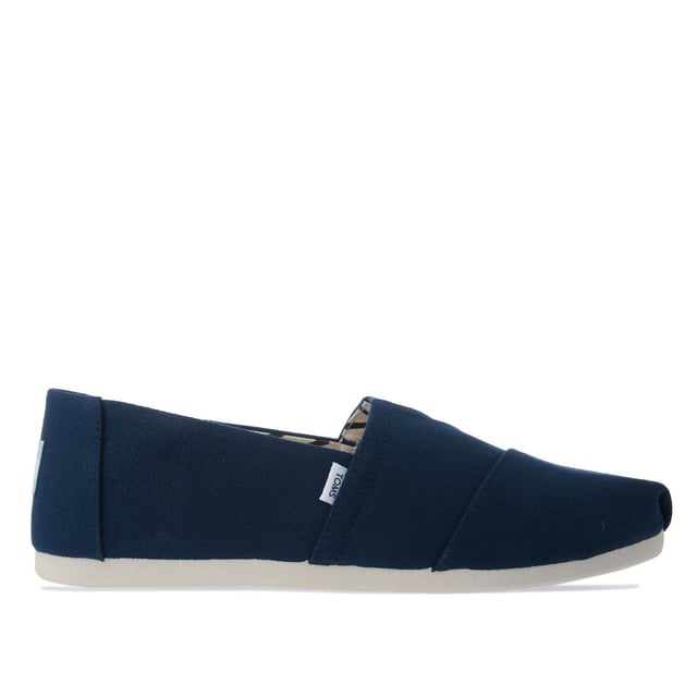 Herren Toms Recycled Cotton Alpargata Espadrille Pumps in navy.- Obermaterial aus recycelter Baumwolle und Decksohle aus 50% recycelter Baumwolle.- Zehennaht und elastisches V für einfaches An- und Ausziehen.- Klassisches Alpargata-Design.- Futter aus Canvas mit Chevron-Muster.- Maßgeschneiderte Einlegesohlen aus 50% Öko-Inhalten, einschließlich recyceltem PU-Schaum.- Strapazierfähige, flexible Laufsohle, die direkt mit der Direct Injected TPR-Konstruktion verbunden ist. Strapazierfähige, flexible Laufsohle, die über eine Direct Injected TPR-Konstruktion direkt mit dem Obermaterial verbunden ist und so für eine nahtlose Passform sorgt.- Toms-Branding an der Seite und hinten an der Ferse.- 100% vegane Konstruktion.- Obermaterial aus Textil Innenfutter aus Textil und Synthetik Sohle.- Ref.: 10017660
