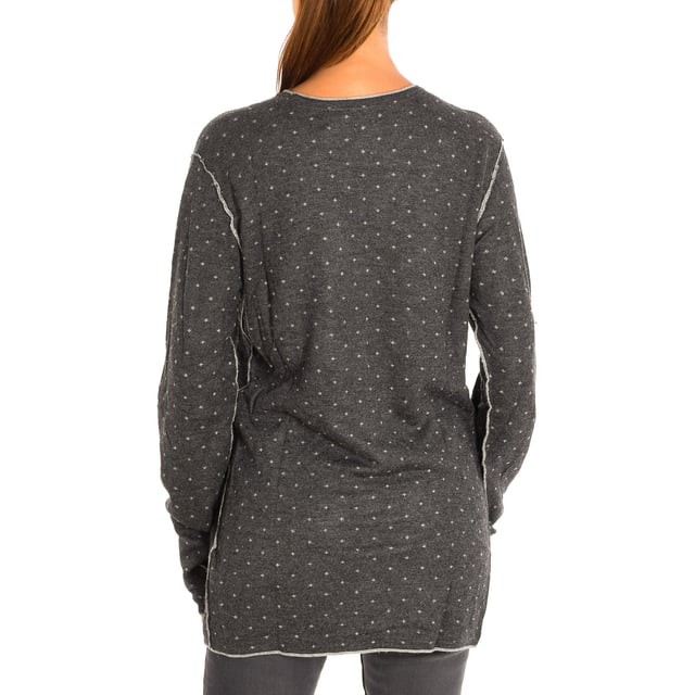Long Sleeve Sweater Le temps des Cerises.
 Gray
 Suitable for all occasions, casual for every day.
 Round neck and long sleeve.
 Loose cut.
 Smooth texture.
 Seams seen in tone.

 Composition: 85% Viscose, 15% Wool.

 -Machine wash at a maximum temperature of 30º.
 -Do not use a dryer.
 -Do not use bleach.
 -Iron temperature max. 110º.
 -Do not dry clean.
 Composition: 85% Viscose, 15% Wool.
 Care:
- Machine wash at a maximum temperature of 30º.
 - Do not use a dryer.
 - Do not use bleach.
 - Iron max. temperature 110º.
 - Do not dry clean.