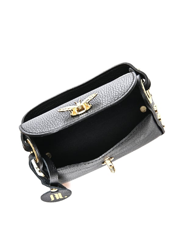 Tas met handvat aan de bovenkant
100% rundleer
Flapover sluiting met sluiting
Detail met noppen aan de zijkant
Afmetingen: 13x19x7 cm
Handvat 11cm
Schouder ketting 105cm