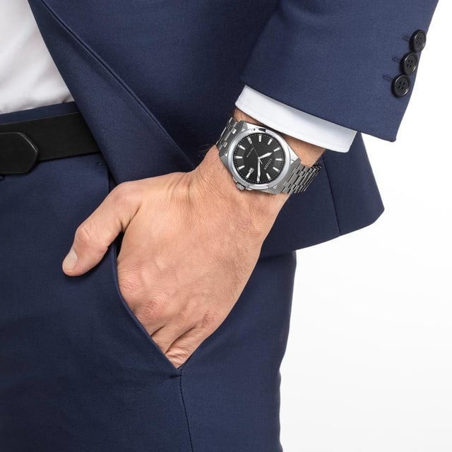 Diese Citizen Analoguhr für Herren ist das perfekte Zeitmesser, um sie zu tragen oder zu verschenken. Ihr silbernes, 43 mm rundes Gehäuse kombiniert mit dem bequemen Armband aus Edelstahl sorgt dafür, dass Sie dieses beeindruckende Zeitmesser ohne Kompromisse genießen können. Angetrieben von einem hochwertigen Eco-Drive-Uhrwerk und wasserdicht bis 10 bar, wird Ihre Uhr weiter ticken. Diese hochwertige, schlichte Uhr passt hervorragend zu jedem Outfit und zu jedem Anlass. Die Uhr verfügt über eine Eco-Drive-Technologie (aufgeladen durch jede Lichtquelle; niemals eine Batterie nötig) - Die Uhr hat eine Kalenderfunktion: Datum, solarbetrieben, leuchtende Zeiger, leuchtende Zahlen. Hochwertiges Armband aus Silber-Edelstahl mit einer Länge von 21 cm und einer Breite von 21 mm, mit einer Sicherheitsfaltschließe. Gehäusedurchmesser: 43 mm, Gehäusehöhe: 10 mm, Gehäusefarbe: Silber und Ziffernblattfarbe: Blau.