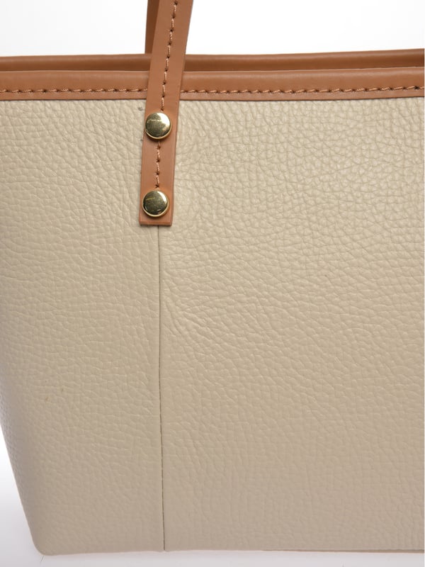 Bolso de hombro  
100% cuero de vaca  
Cierre superior con cremallera  
Dimensiones: 17x30x12 cm  
Mango: 60 cm