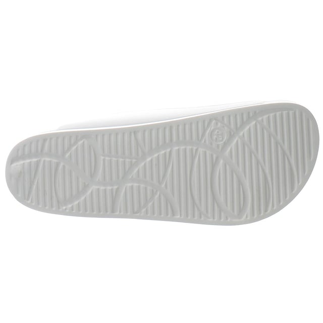 Las deslizaderas blancas para hombre Penguin Heatwave son una opción de calzado elegante y cómoda para quienes buscan un aire veraniego relajado y desenfadado. Estas deslizaderas combinan un diseño clásico con elementos modernos, lo que las hace perfectas para descansar junto a la piscina o pasear por la playa.

Fabricadas con sencillez y funcionalidad en mente, estas deslizaderas presentan una parte superior sintética blanca que ofrece un aspecto limpio y fresco. La correa ancha que cruza la parte superior del pie proporciona un ajuste seguro y regulable, permitiéndote encontrar el nivel de comodidad perfecto. La correa está adornada con el logotipo de Penguin, añadiendo un toque de marca y estilo.

Las zapatillas Heatwave Sliders se han diseñado pensando en la comodidad. Cuentan con una plantilla acolchada que se amolda a la forma del pie, proporcionando una sensación de suavidad y apoyo a cada paso. Su construcción ligera garantiza la facilidad de uso, permitiéndote moverte libre y cómodamente durante todo el día.

La suela de goma duradera ofrece una tracción y estabilidad fiables, haciendo que estas zapatillas sean adecuadas para diversas superficies. Tanto si caminas sobre arena, baldosas o hierba, puedes moverte con confianza por tu entorno con estos deslizadores.

El versátil color blanco de estos deslizadores hace que sean fáciles de combinar con diferentes atuendos de verano. Ya lleves bañador, pantalones cortos o incluso un atuendo informal de verano, estas deslizaderas complementarán tu estilo sin esfuerzo.

En resumen, las Penguin Heatwave Men's White Sliders son una elección elegante y cómoda para el calzado de verano. Con su diseño sencillo, su ajuste regulable y su plantilla acolchada, estas deslizaderas proporcionan la combinación perfecta de estilo y comodidad para descansar o explorar bajo el sol.