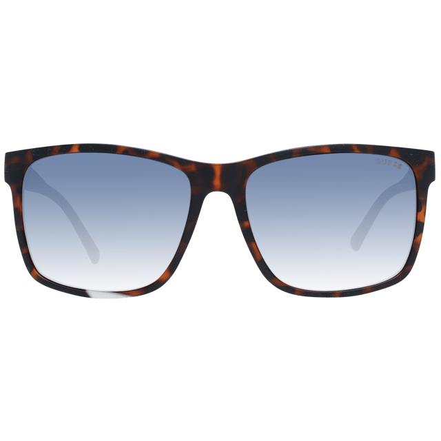 Las gafas de sol Guess GF5082 52F marrón degradado tienen una montura cuadrada clásica que transmite una sensación de elegancia atemporal. La montura está hecha de acetato de alta calidad, conocido por su durabilidad y ligereza, lo que garantiza una comodidad duradera durante todo el día. Las patillas finas incorporan el logotipo de Guess para dar un toque de sofisticación.