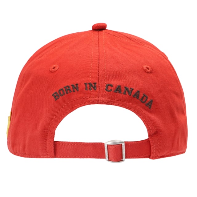Gorra Roja Bordada DSQUARED2 1964. Gorro Rojo Bordado DSQUARED2 1964. 100% Algodón, Detalle De Estrellas En El Lateral. Gorra de béisbol Dsquared2. Código de estilo: BCM0518 05C00001 5096. Nacido en Canadá bordado en la parte trasera