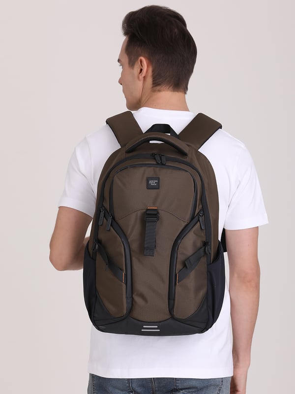 Mochila unisex. El cierre es con cremallera. Los bolsillos internos son bolsillos multifuncionales. Hay tres bolsillos externos con cremallera y dos laterales abiertos. Falta la correa para el hombro. El asa es de tela. Hay un compartimento interno. El material exterior es poliéster. Internamente está forrado en poliéster. Medidas: 33,5x17,5x46,5 cm. Producto de moda