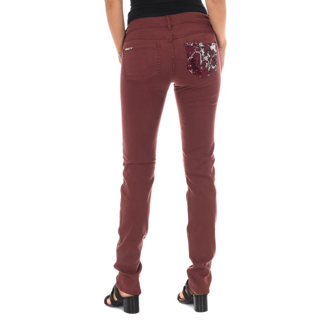 Long jeans. 
 Garnet Color 
 Waist with belt loops. 
 Button and zip closure. on the front. 
 Two pockets on the front. 
 Two open pockets on the back. one of them lined with sequins. 
 Narrow cut hem. 
 Matching seams. 

 Composition: 
 - 55% Cotton - 42% Lyocell - 3% Elastane. 

 Washing instructions: 
 - Wash maximum at 40ºC. 
 - Iron at medium temperature. max. 110ºC. 
 - Lets you use a dryer. 
 - Do not use bleach. 
 - Does not support dry cleaning. 

 Composition: 55% Cotton, 42% Lyocell, 3% Elastane
 Care:
- Wash maximum at 40ºC.
 - Iron at medium temperature. max. 110ºC.
 - Allows you to use a dryer.
 - Do not use bleach.
 - Does not support dry cleaning.