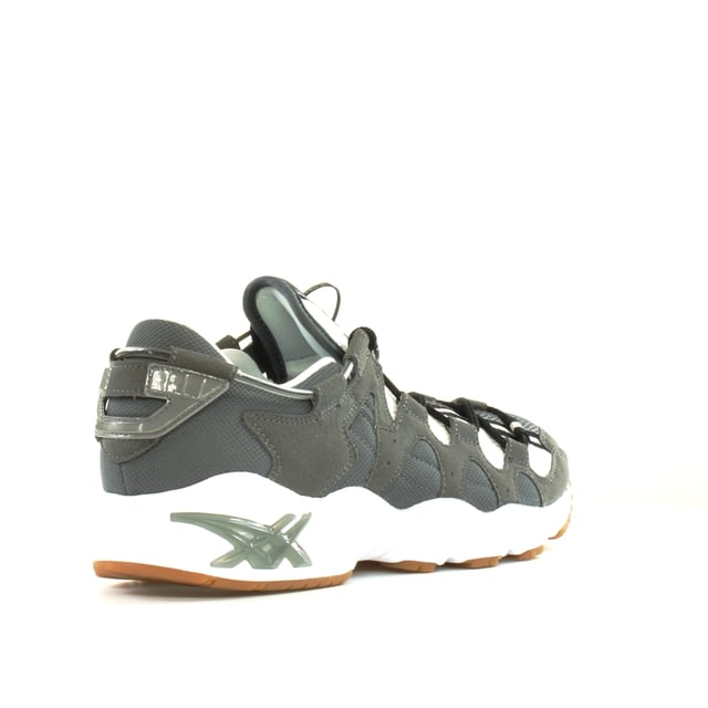 El ASICS Gel-Mai es uno de estos clásicos de los años 90 que te atrapan de inmediato. En primer lugar, es el sistema de cordones asimétrico y la estadía en el ojal que atrae la atención, pero no es solo que, es el diseño progresivo con la parte superior de la malla gris y blanca, las superposiciones de gamuza y la funda media de fuzgel de borde de corte lo que le da a los ASICS de ASICS. zapatillas de deporte un look informal.