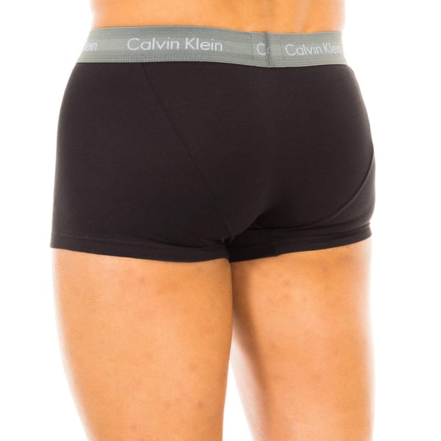Pack-3 Bóxer Calvin Klein.
Color Negro-cinturilla multicolor
Cinturillas de goma elástica con el nombre de la firma bordado consecutivamente.
Tejido cómodo y transpirable.
Frontal anatómico, con capacidad de sujetar sin apretar.
Corte del bajo con acabado acanalado. 
Costuras vistas a tono.

Composición:  95% Algodón, 5% Elastano

 Instrucciones de lavado:
-Lavar a temperatura máx. 40ºC.
-No usar lejía.
-Admite lavado en seco.
-Permite utilizar secadora.
-Planchar a temperatura máx. 130ºC.