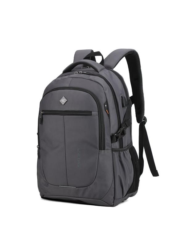 Mochila unisex. El cierre es con cremallera. Los bolsillos internos son uno abierto. Los bolsillos exteriores son dos frontales con cremallera y dos laterales abiertos. Falta la correa para el hombro. El asa es de tela. Hay un compartimento interno. El material exterior es poliéster. Internamente está forrado en poliéster. Medidas: 48x33x16 cm. Producto de moda