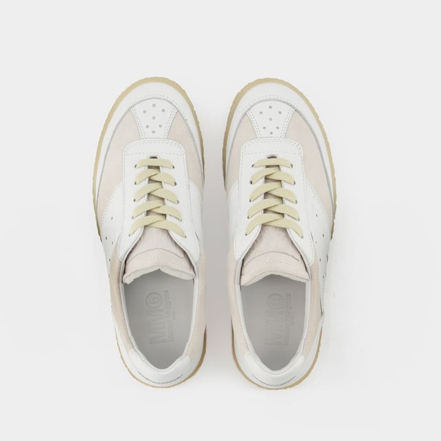 Dieses Paar weißer Sneakers von Mm6 Maison Margiela ist ein Muss für jeden Kleiderschrank. Mit den kontrastierenden beigen Aufnähern können Sie sie zu einer einfachen Jeans oder einem Minikleid tragen! Farbe: weiß - White/Silver Birch. Hauptmaterial: glattes Kalbsleder. Material Sohle: Gummi. Verschluss: Schnürsenkel auf der Oberseite. Form der Kappe: rund offen. Fällt normal aus - Sizing: Europäisch.