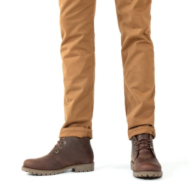 Treten Sie stilvoll hervor mit dem Panama Jack Bota Panama C10 Herren-Chukka-Stiefel. Gönnen Sie sich unvergleichlichen Komfort und Stil mit dem Panama Jack Bota Panama C10 Herren-Chukka-Stiefel. Diese Stiefel bestehen aus hochwertigem, wasserdichtem Lederobermaterial und exquisiten Nahtdetails und bieten sowohl Haltbarkeit als auch Raffinesse. Das Panama Jack-Branding auf der Außenseite verleiht einen Hauch von Prestige und zeigt Ihre Affinität zu hochwertiger Handwerkskunst. Diese Stiefel verfügen über ein Schnürdesign mit einer praktischen 3-Loch-Schnürung vorne und ermöglichen ein einfaches An- und Ausziehen sowie eine verstellbare Passform für maximalen Komfort. Im Inneren sorgt eine herausnehmbare, anatomisch geformte Einlegesohle für hervorragenden Halt und kann bei Bedarf mühelos durch Ihre eigenen Einlagen ersetzt werden. Das Lederfutter umhüllt Ihren Fuß mit weichem Komfort und verbessert das Gesamtgefühl. Diese Stiefeletten sind für den täglichen Gebrauch konzipiert und verfügen über eine rutschfeste Naturkautschuk-Außensohle, die sowohl Flexibilität als auch Haltbarkeit bietet. Ganz gleich, ob Sie durch Stadtstraßen oder auf Landwegen navigieren, Sie können sich darauf verlassen, dass diese Stiefel zuverlässige Traktion und Stabilität bieten. Hauptmerkmale: Premium-Konstruktion: Diese Stiefel sind aus wasserfestem, geöltem Nappaleder gefertigt und strahlen zeitlose Eleganz und Haltbarkeit aus. Stilvolle Details: Die Nahtdetails verleihen dem klassischen Chukka-Stiefel-Design einen Hauch von Raffinesse und verleihen Ihrem Look einen subtilen Charme. Rutschfest: Die flexible und langlebige TPU-Gummisohle sorgt für rutschfeste Traktion auf verschiedenen Oberflächen und sorgt für Stabilität bei jedem Schritt. Bequeme Passform: Mit einem flachen Ankle-Boot-Design und einer Schafthöhe von 14 cm bieten diese Stiefel eine bequeme und dennoch bequeme Passform, die sich perfekt für den ganztägigen Tragekomfort eignet. Luxuriöse Innenausstattung: Das Futter aus Vitello-Leder erhöht den Komfort und die Atmungsaktivität und sorgt bei jedem Tragen für ein angenehmes Tragegefühl. Hergestellt in Spanien: Diese in Spanien fachmännisch gefertigten Stiefel zeugen von höchster Handwerkskunst und Liebe zum Detail. Absatzhöhe: 3 cm